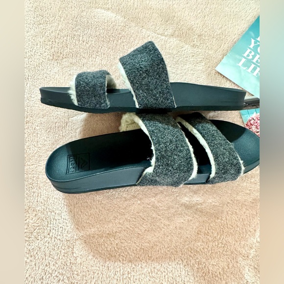 Reef— Cushion Vista Snuggles - Picture 3 of 5